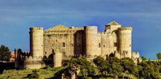 Замок Бельмонте в Испании