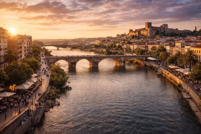 Река Гвадиана — главный природный ориентир Бадахоса и одна из тех деталей, без которых невозможно понять характер города. Она не просто делит территорию, а формирует пространство для жизни, прогулок и встреч. Именно вдоль воды выстраивается спокойный, немного созерцательный ритм приграничной столицы Эстремадуры. Набережные Бадахоса — это сочетание исторической атмосферы и современной городской среды. Широкие пешеходные зоны, велодорожки, зелёные аллеи и смотровые площадки создают ощущение открытого пространства. Здесь гуляют семьи, бегают спортсмены, пожилые жители обсуждают новости, а вечером пары встречают закат. Свет Атлантики, смягчённый внутренним климатом региона, делает воду особенно выразительной в золотые часы. Мосты через Гвадиану — важные архитектурные акценты города. Старый мост с каменными арками напоминает о средневековой истории и стратегическом значении Бадахоса как приграничного пункта. Современные переправы, напротив, подчёркивают развитие инфраструктуры и связь с Португалией. Они не спорят с прошлым, а аккуратно вписываются в панораму. С воды открывается один из самых выразительных видов на город: силуэт крепостных стен Алькасабы, башни, купола и белые фасады домов. Гвадиана отражает их, создавая двойной пейзаж — реальный и зеркальный. В тёплое время года здесь проходят небольшие городские мероприятия, спортивные активности и локальные фестивали. Важно и экологическое значение реки. Вдоль берегов обустроены зелёные зоны, где можно увидеть птиц и характерную для региона растительность. Это делает пространство не только урбанистическим, но и природным. Гвадиана в Бадахосе — это граница и связующее звено одновременно. Она напоминает о стратегической роли города в истории, но при этом создаёт спокойную, открытую атмосферу современной жизни у воды.