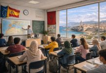 Образование в Сеуте и Мелилье школы и особенности испанской системы на африканском побережье Сеута и Мелилья занимают особое место в образовательной карте Испании. Это не автономные сообщества, а автономные города на североафриканском побережье, и именно поэтому школьная система здесь устроена иначе, чем в большинстве регионов страны. В отличие от автономий, где значительная часть полномочий в сфере образования передана местным властям, в Сеуте и Мелилье функции образовательной администрации выполняет непосредственно Министерство образования, профессиональной подготовки и спорта Испании. Такая модель делает эти города редким примером прямого государственного управления школами внутри испанской системы. На уровне школьного образования здесь действуют те же основные ступени, что и в остальной Испании: дошкольная подготовка, начальная школа, обязательное среднее образование и дальнейшие академические или профессиональные траектории. Однако специфика Сеуты и Мелильи определяется не только административным статусом, но и их социальным положением на границе Европы и Африки. В школах особенно заметны вопросы языковой адаптации, культурного разнообразия и интеграции детей из семей с разным происхождением. Поэтому образование здесь выполняет не только учебную, но и важную социальную функцию, помогая связывать разные культурные среды в рамках единого испанского образовательного стандарта. Важной частью системы остаётся профессиональное образование. Для Сеуты и Мелильи министерство отдельно ведёт направления, связанные с профессиональной подготовкой, сертификацией квалификаций и двуязычными программами в сфере FP, то есть formación profesional. Это показывает, что местное образование ориентировано не только на классическую школьную траекторию, но и на прикладные навыки, связанные с рынком труда в небольших пограничных городах. Высшее образование в обоих городах тоже имеет свою специфику. Университет Гранады поддерживает кампусы и в Сеуте, и в Мелилье, что делает его одной из немногих по-настоящему интерконтинентальных университетских структур в Европе. В Сеуте работают факультеты, связанные, в частности, с образованием, экономикой, технологиями и науками о здоровье, а в Мелилье представлены факультеты образования и спорта, социальных и правовых наук, а также наук о здоровье. Дополняют эту систему центры дистанционного университета UNED, которые расширяют доступ к высшему образованию для тех, кому нужна более гибкая форма обучения. В итоге Сеута и Мелилья показывают, как единая испанская модель образования адаптируется к необычному географическому и культурному контексту. Здесь школа и университеты работают не только как институты обучения, но и как механизмы социальной устойчивости на одном из самых своеобразных участков испанского пространства.