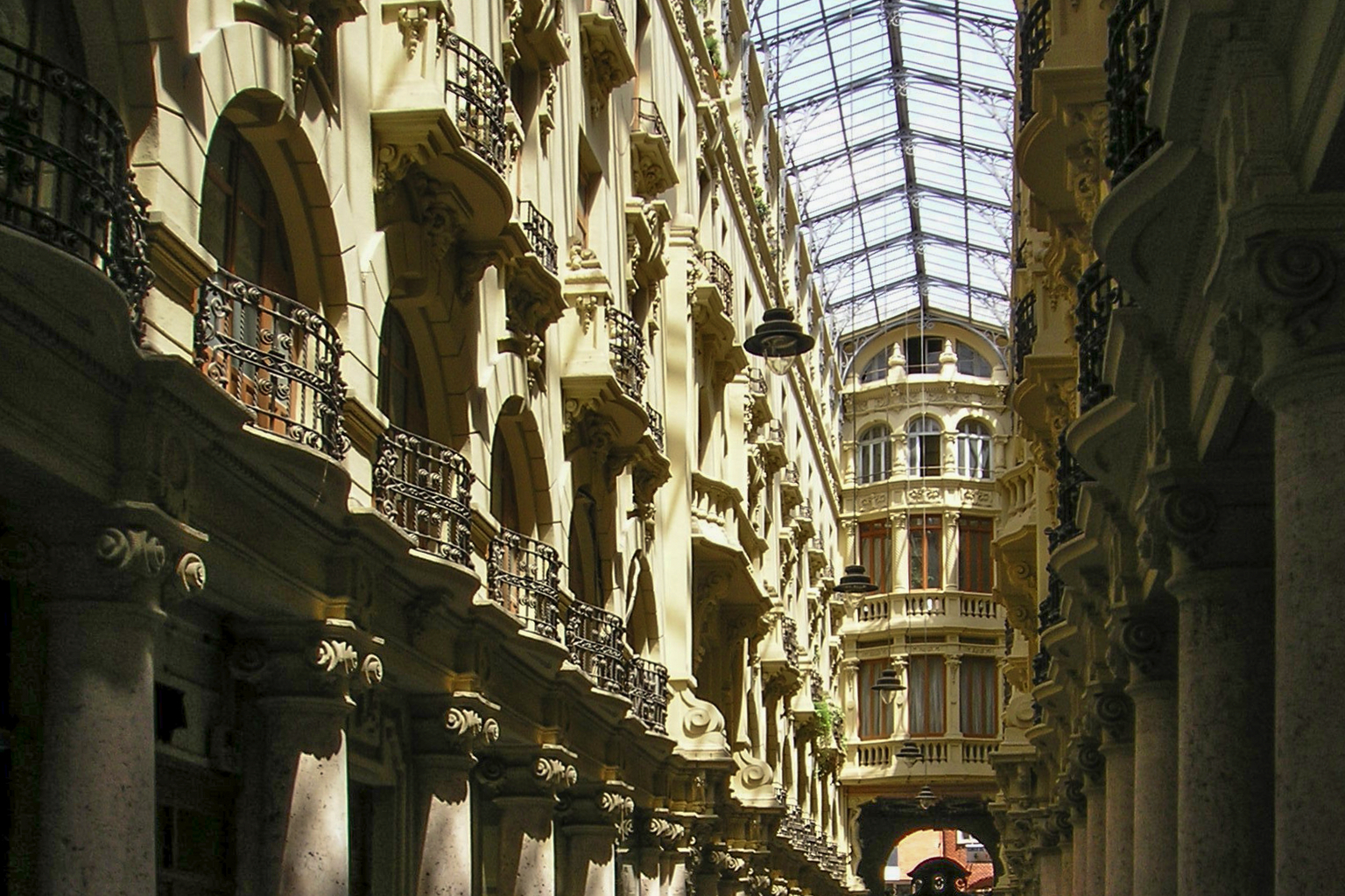 Модернистская галерея Pasaje de Lodares в центре Альбасете