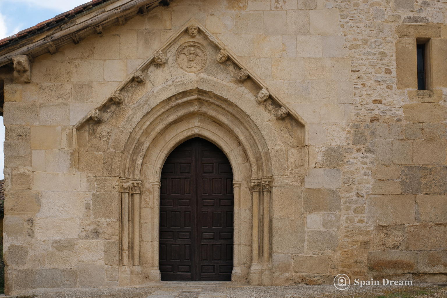 Готический портал церкви Santa Isabel de Portugal