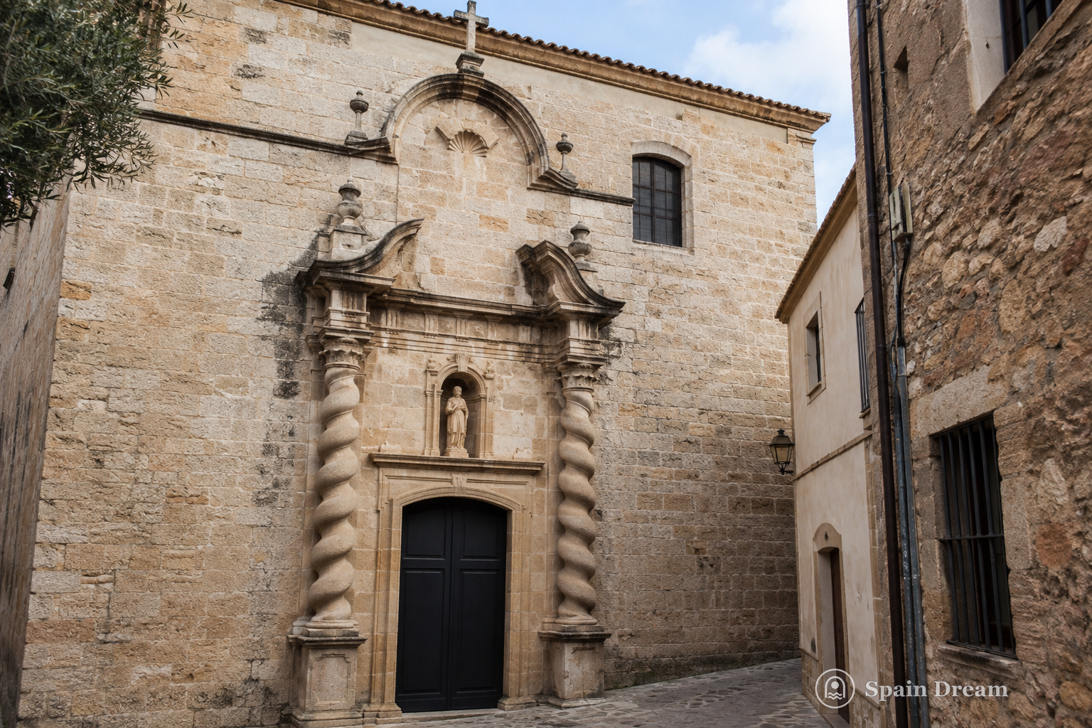 Фасад церкви Sant Feliu в историческом центре Алельи