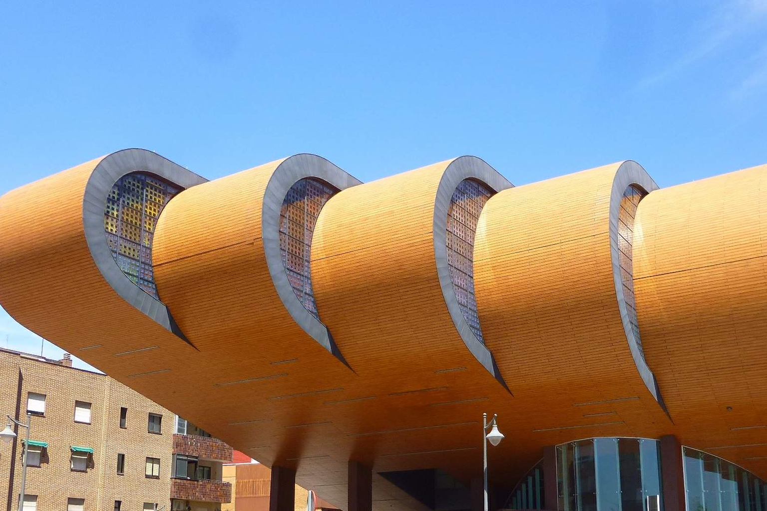 Волнообразный фасад Centro de Arte Alcobendas в Алькобендасе