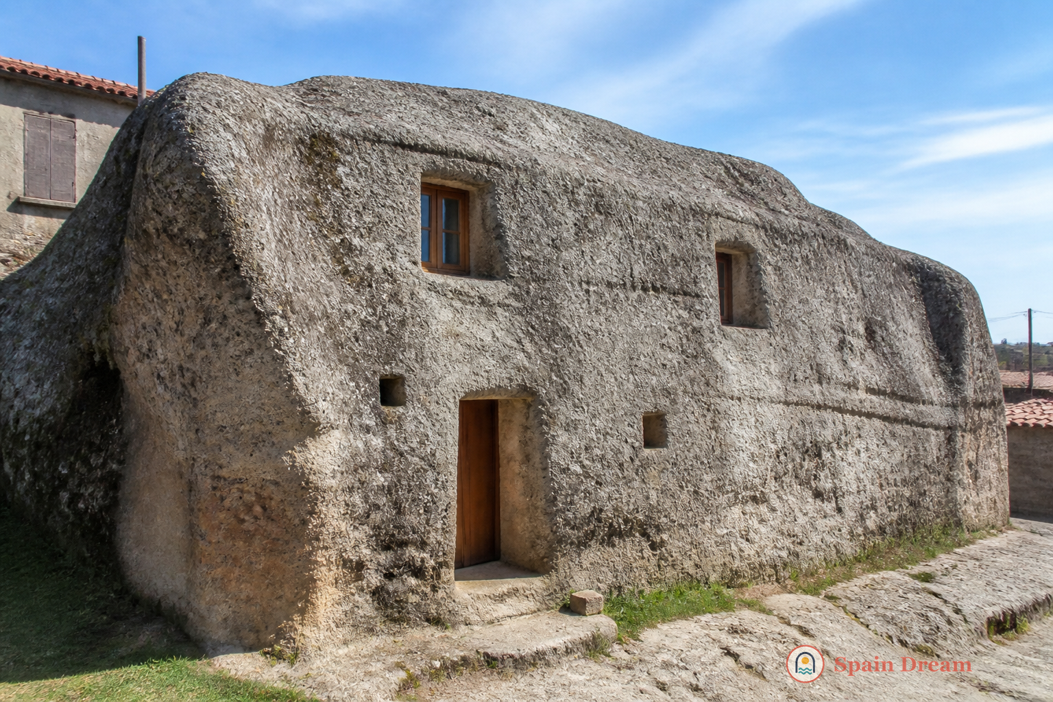 Casa de Piedra, вырубленный в скале дом