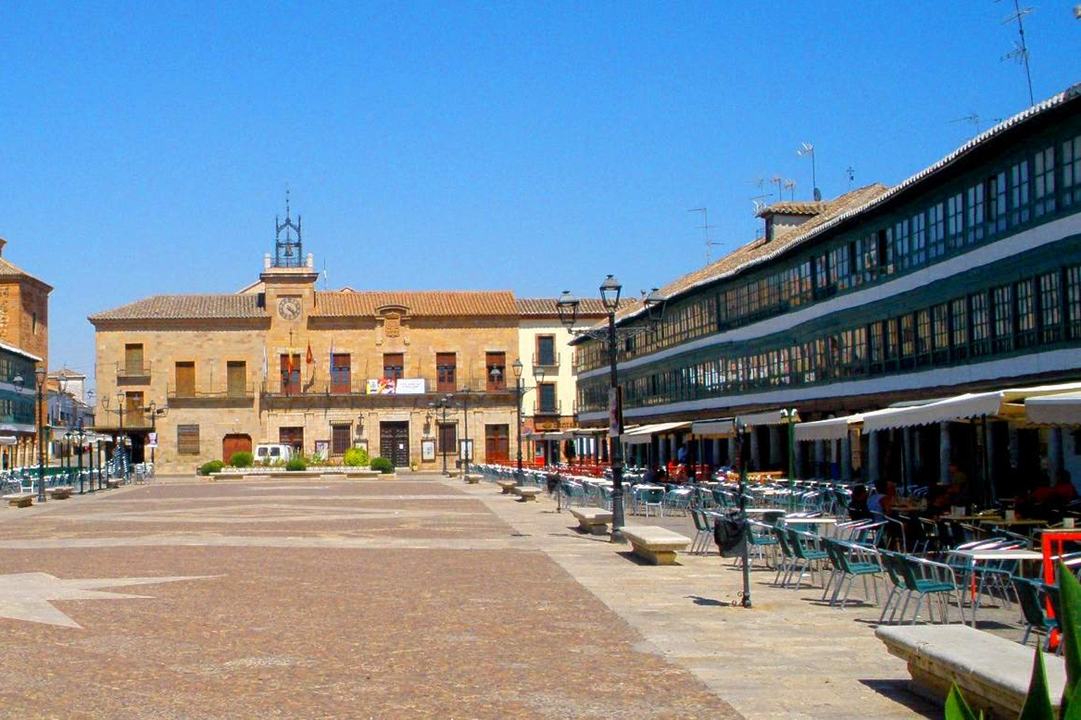Plaza Mayor Альмагро с зелёными застеклёнными галереями и зданием ратуши