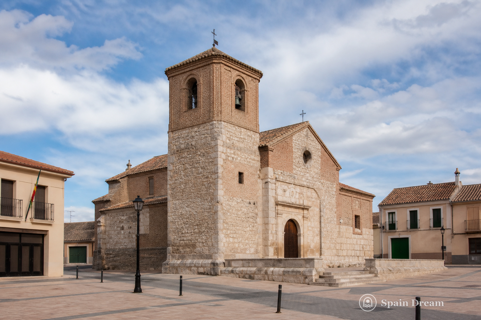Церковь Сан-Мигель на площади Аловеры