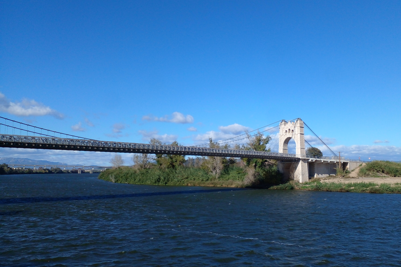 Подвесной мост Pont Penjant через реку Эбро в Ампосте