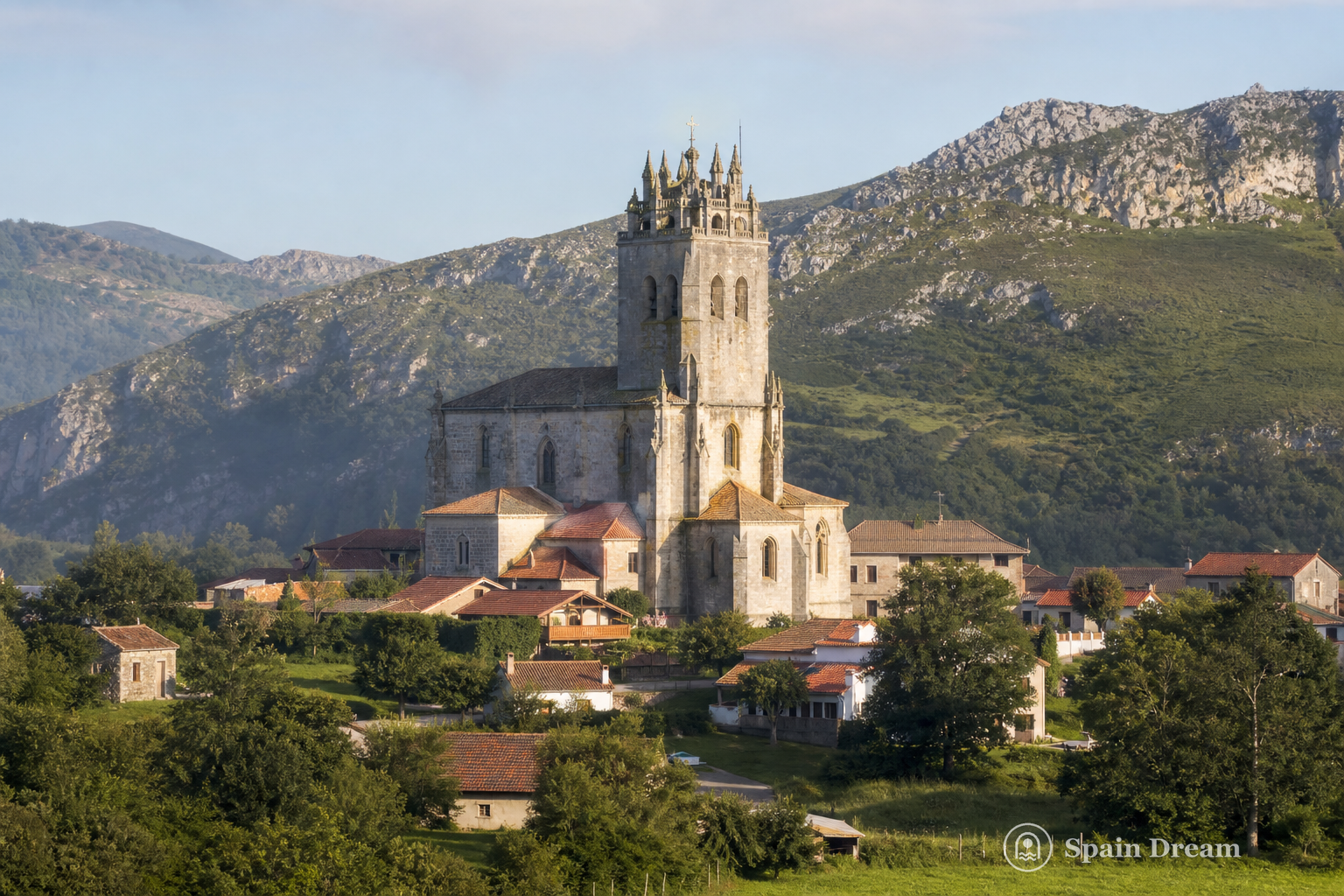 Церковь Успения Богородицы и зелёные холмы Арнуэро в Кантабрии