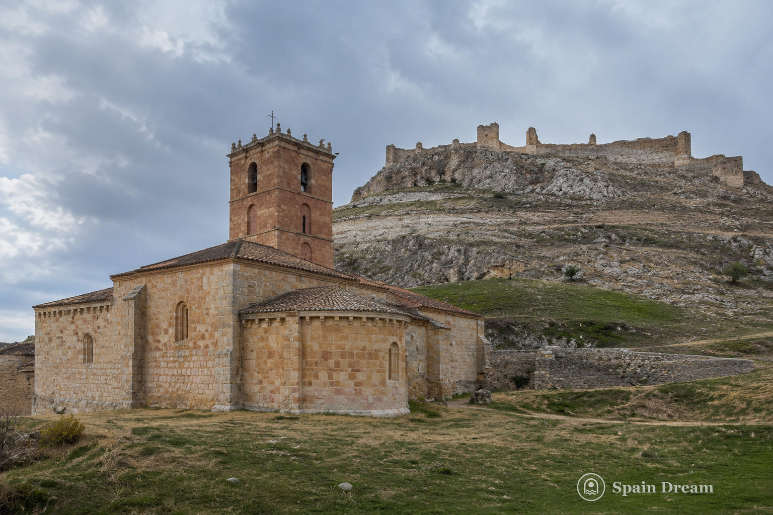 Plaza del Trigo в Атьенсе с аркадами, деревянными фасадами и Iglesia de San Juan Bautista