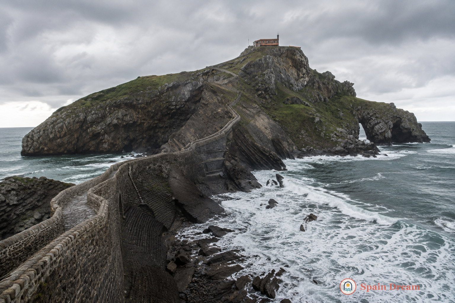 San Juan de Gaztelugatxe у Бермео с каменным мостом, лестницей к эрмитажу и скалистым побережьем Бискайского залива