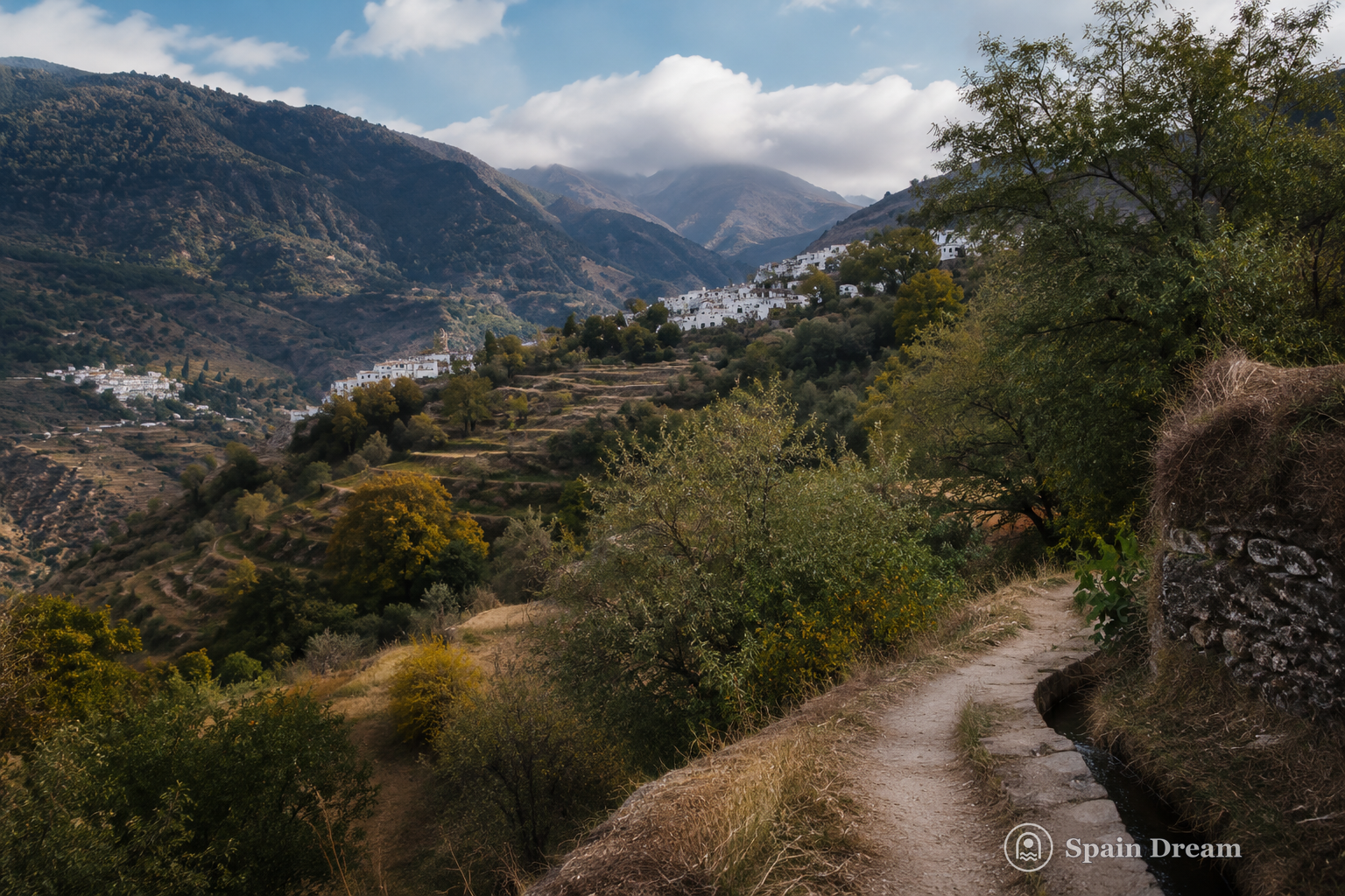 Панорама Barranco de Poqueira с Бубионом на склоне, террасированными полями и высокими вершинами Сьерра-Невады
