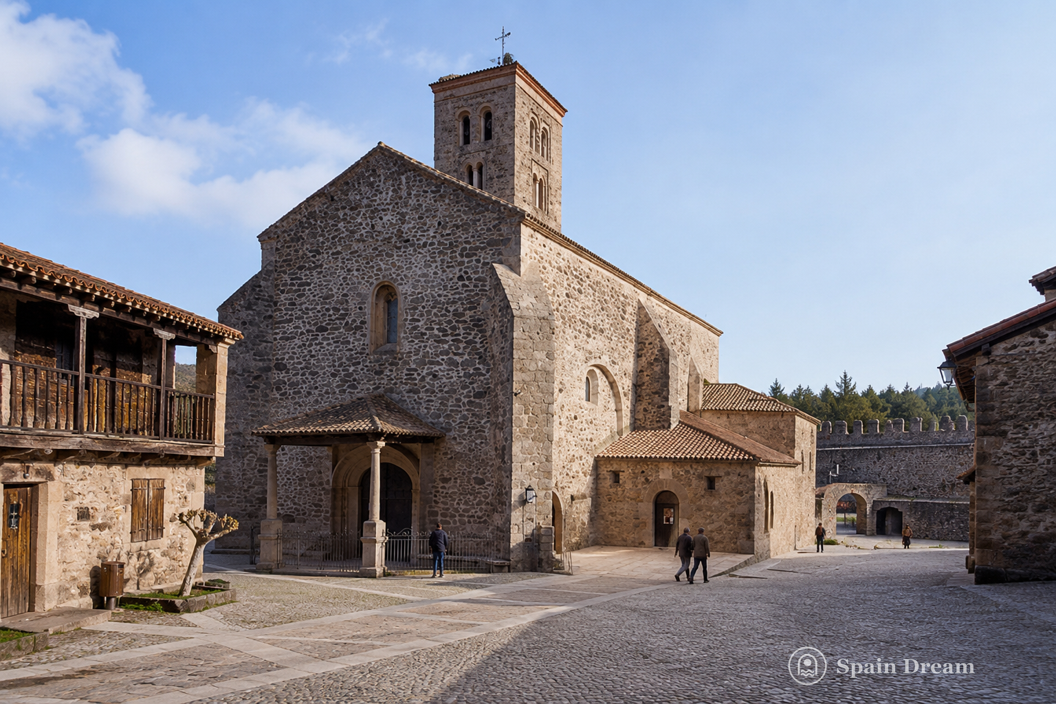 Средневековая Muralla Alta Буйтраго-дель-Лосойя с Torre del Reloj, каменными зубцами и рекой внизу