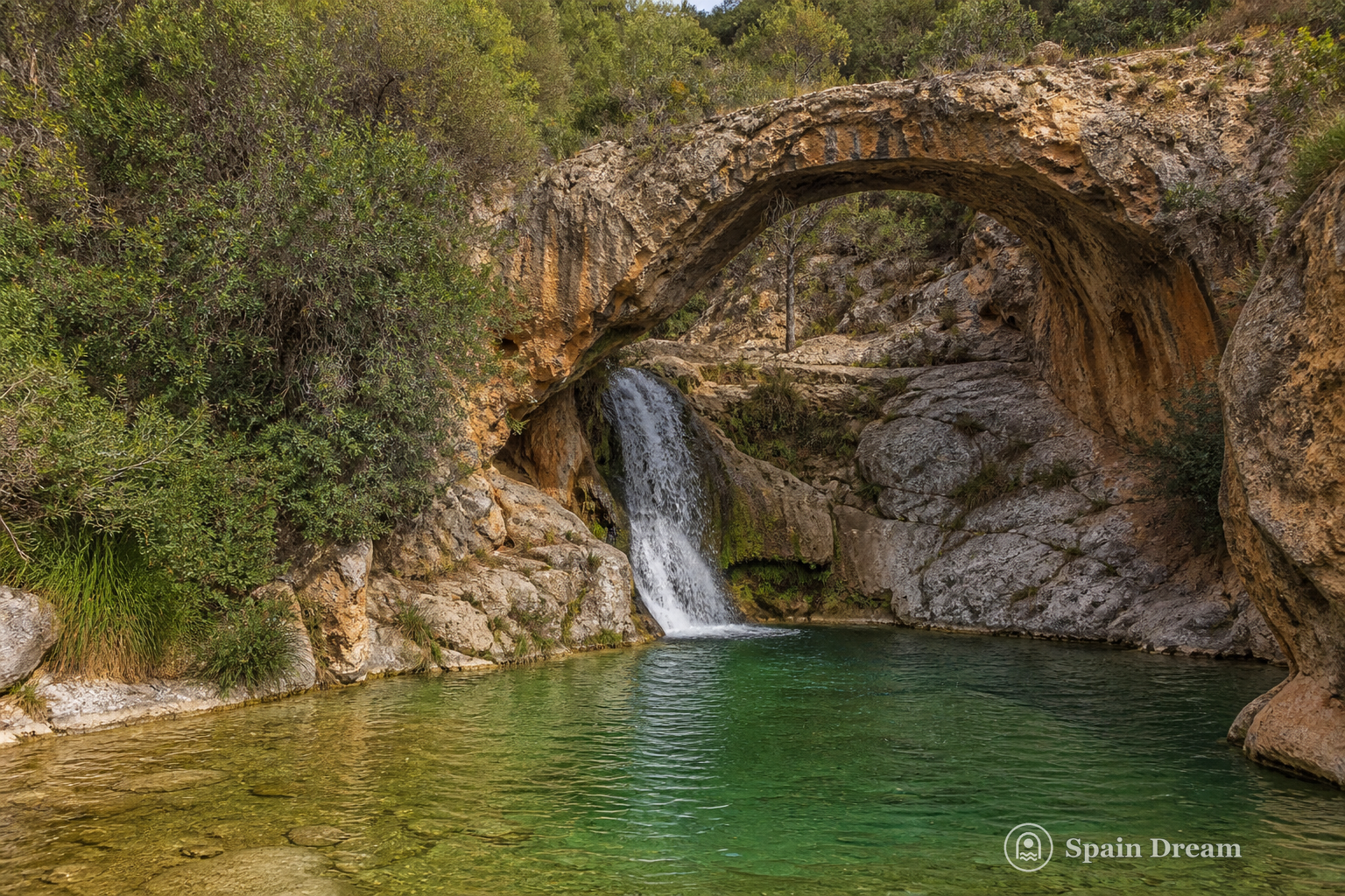 Водопад Salto del Usero в каменной чаше у Бульяса