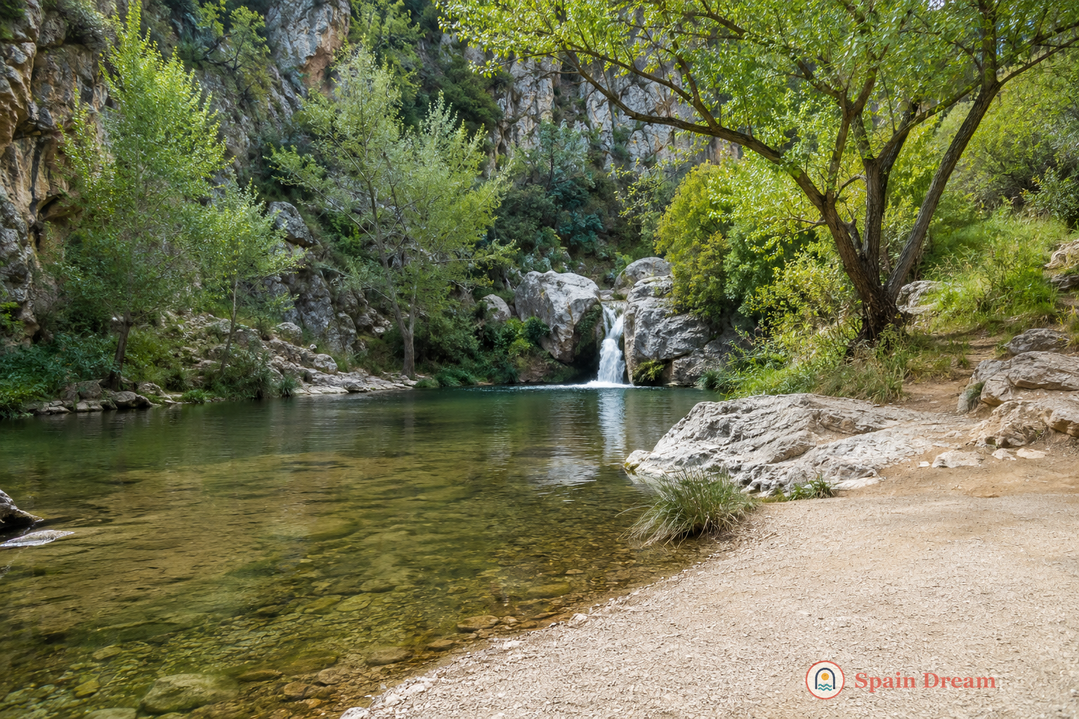 Parque de San Luis в Буньоле с источником, зелёной зоной и скальным Auditorio Municipal