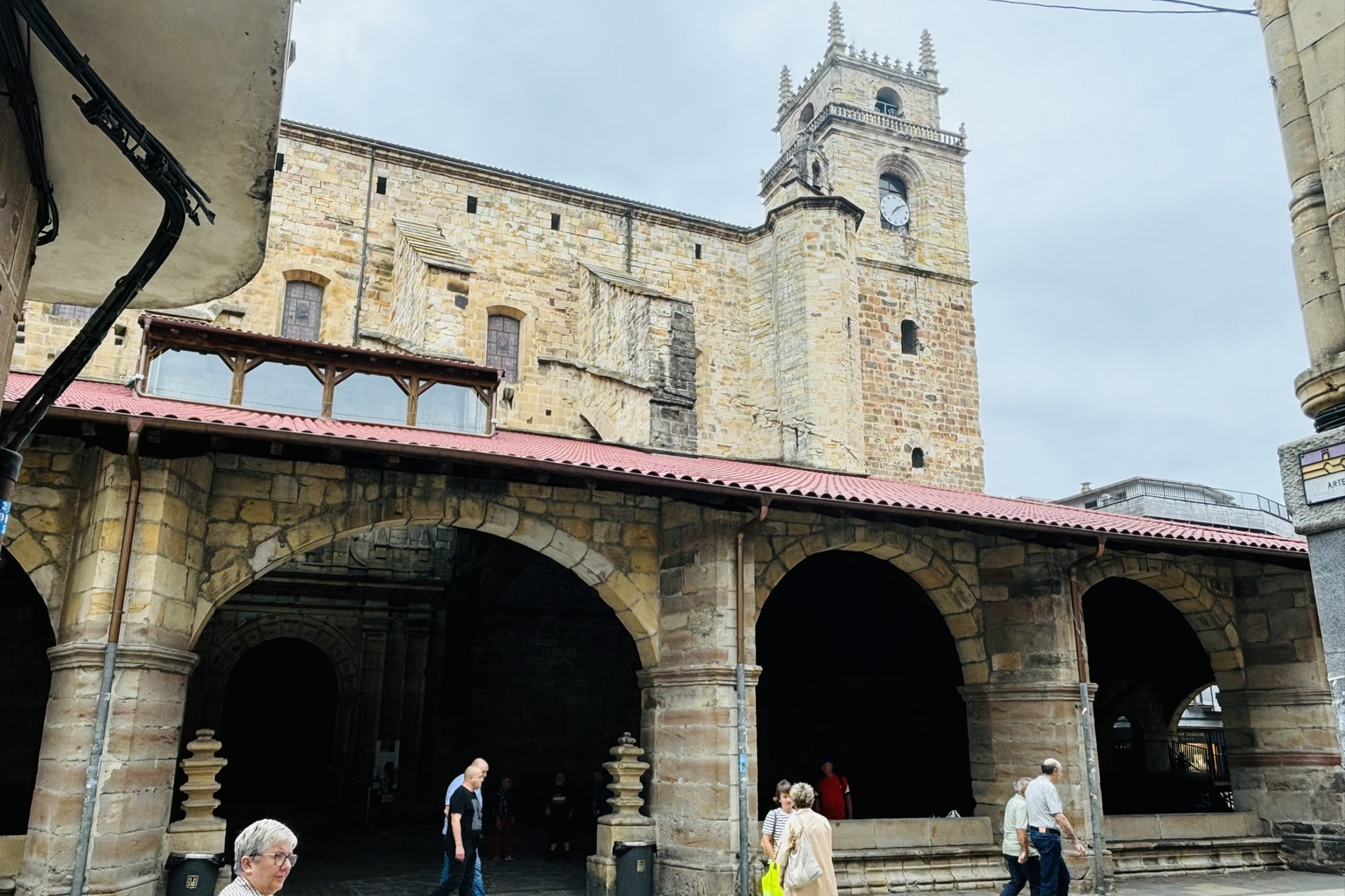 Базилика Santa María de Uribarri и её большой портик в Дуранго, Бискайя