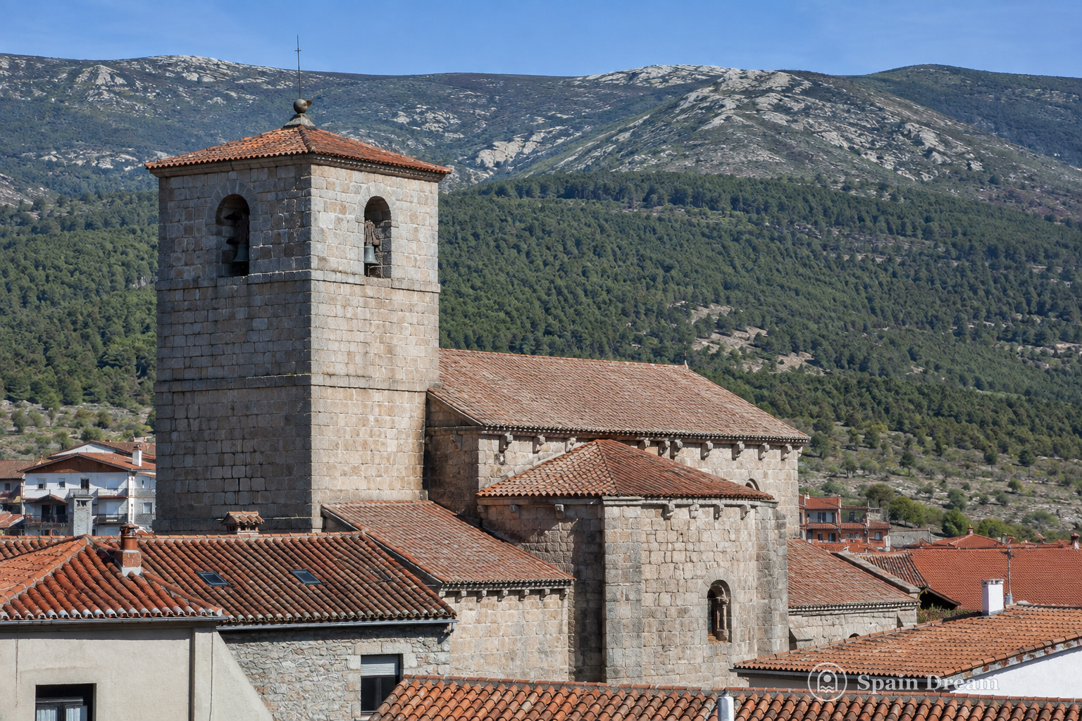 Церковь San Eutropio и склоны Гвадаррамы в Эль-Эспинаре