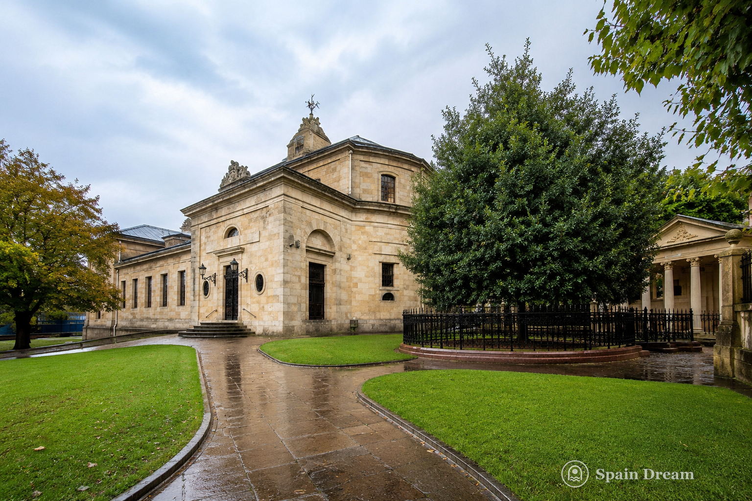 Casa de Juntas и Árbol de Gernika в Герника-Лумо с зелёным парком и историческим центром