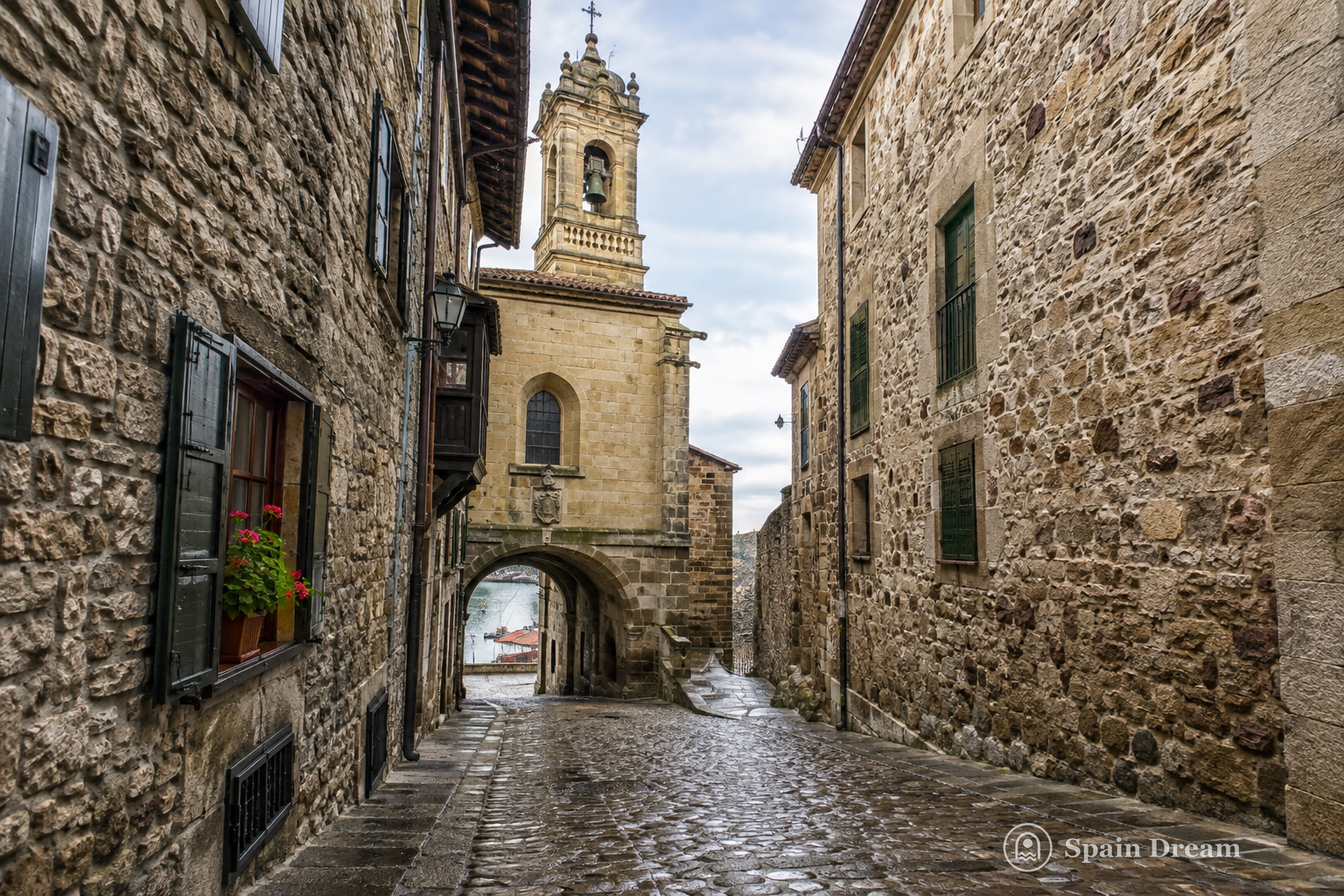 Готическая Iglesia de San Salvador в Гетариа среди узких средневековых улиц старого города