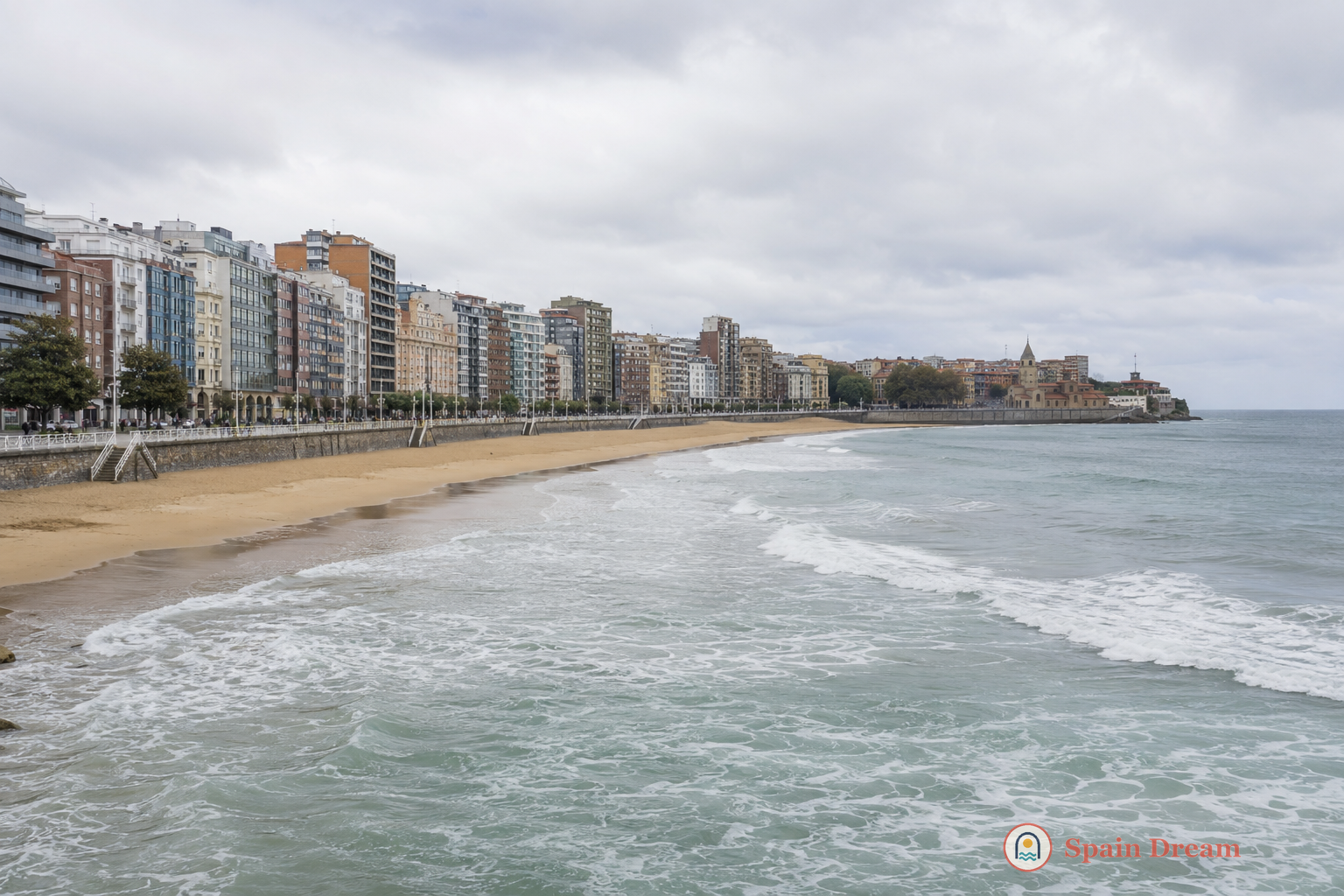 Панорама Хихона с бухтой San Lorenzo, кварталом Cimavilla и зелёным холмом Santa Catalina у Кантабрийского моря