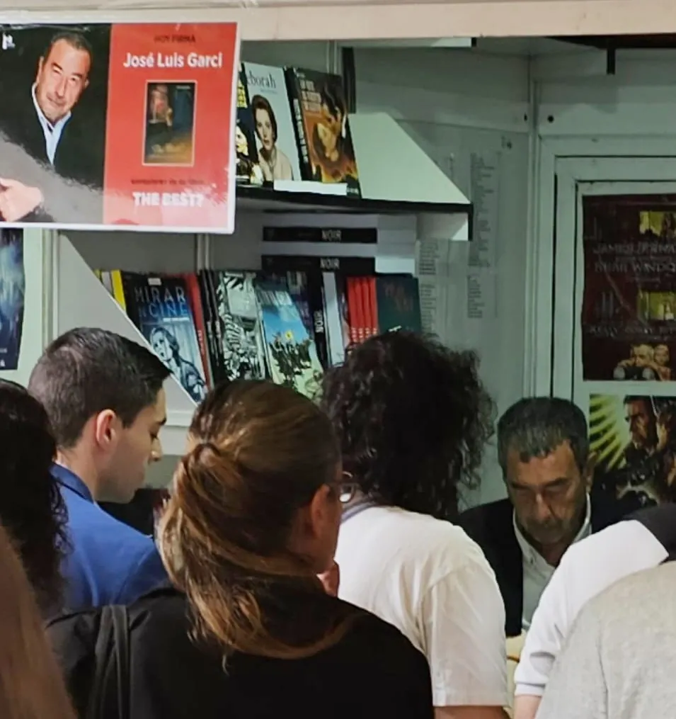 Хосе Луис Гарси подписывает книги на книжной ярмарке