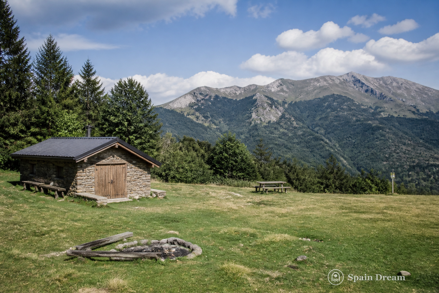 Горное убежище Пла-де-Пратс над Кампельясом