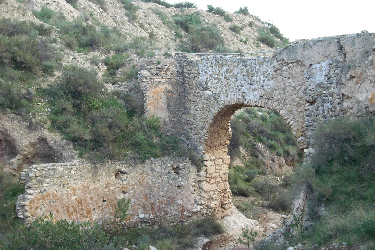 Pontet dels Moros, исторический элемент системы Font Antiga в сухих предгорьях Кревильента