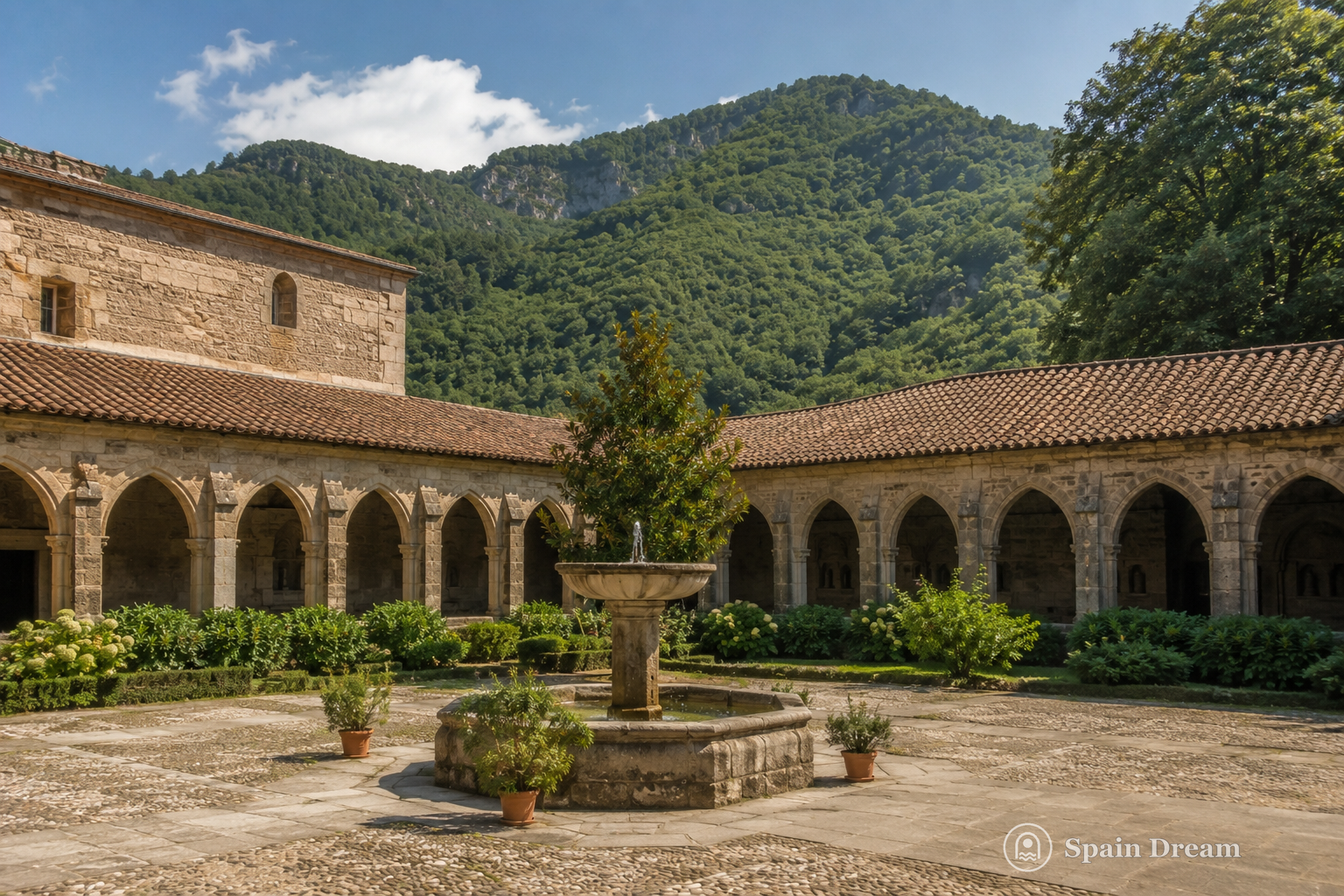Monasterio de San Jerónimo de Yuste среди зелёных лесов Ла-Веры с монастырской церковью и Casa-Palacio Карла V