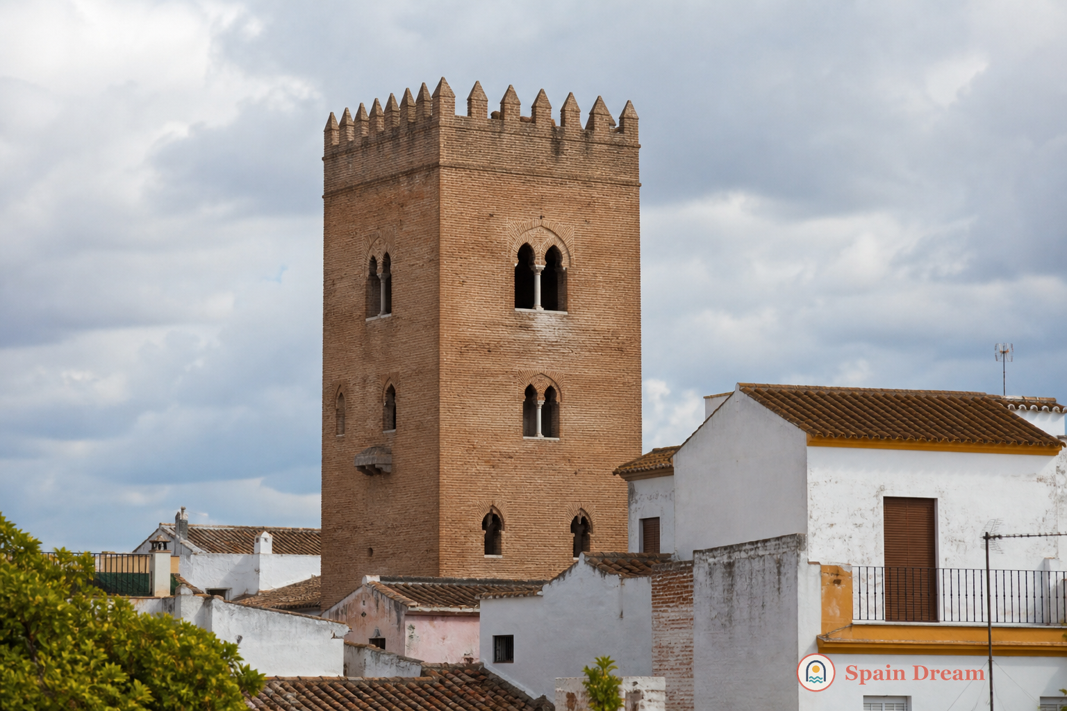 Кирпичная Torre de los Guzmanes в Ла-Альгабе