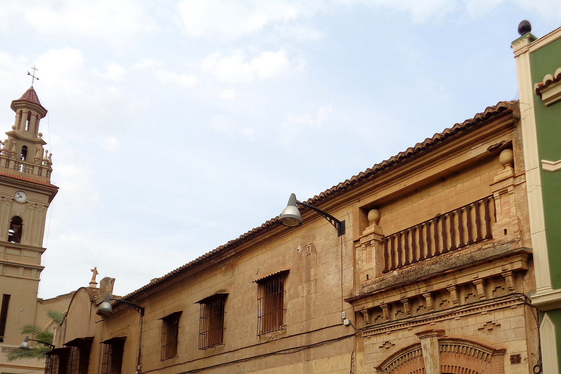 Исторический фасад Casa Bernal и церковная башня в квартале Les Ventes в Ла-Побла-де-Вальбона