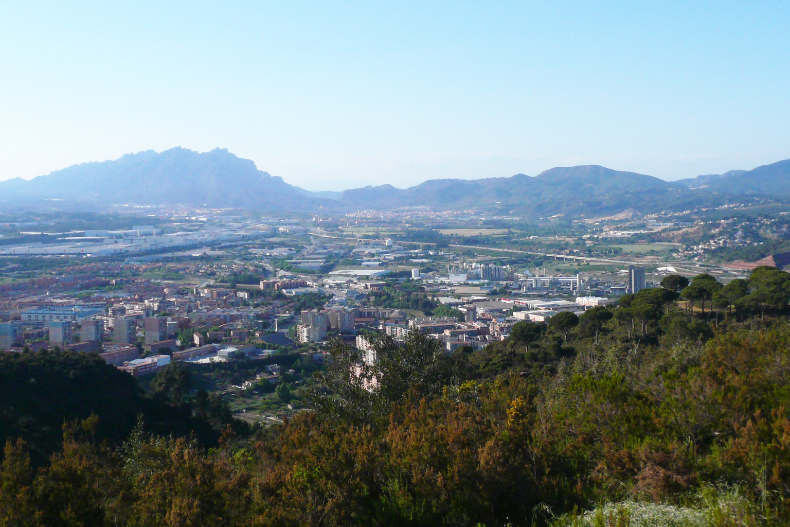 Вид на Марторель и север Baix Llobregat с Serra de l’Ataix