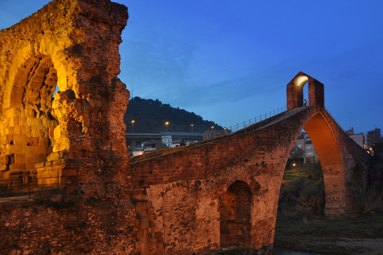Подсвеченный Pont del Diable через Льобрегат в Мартореле в синий час