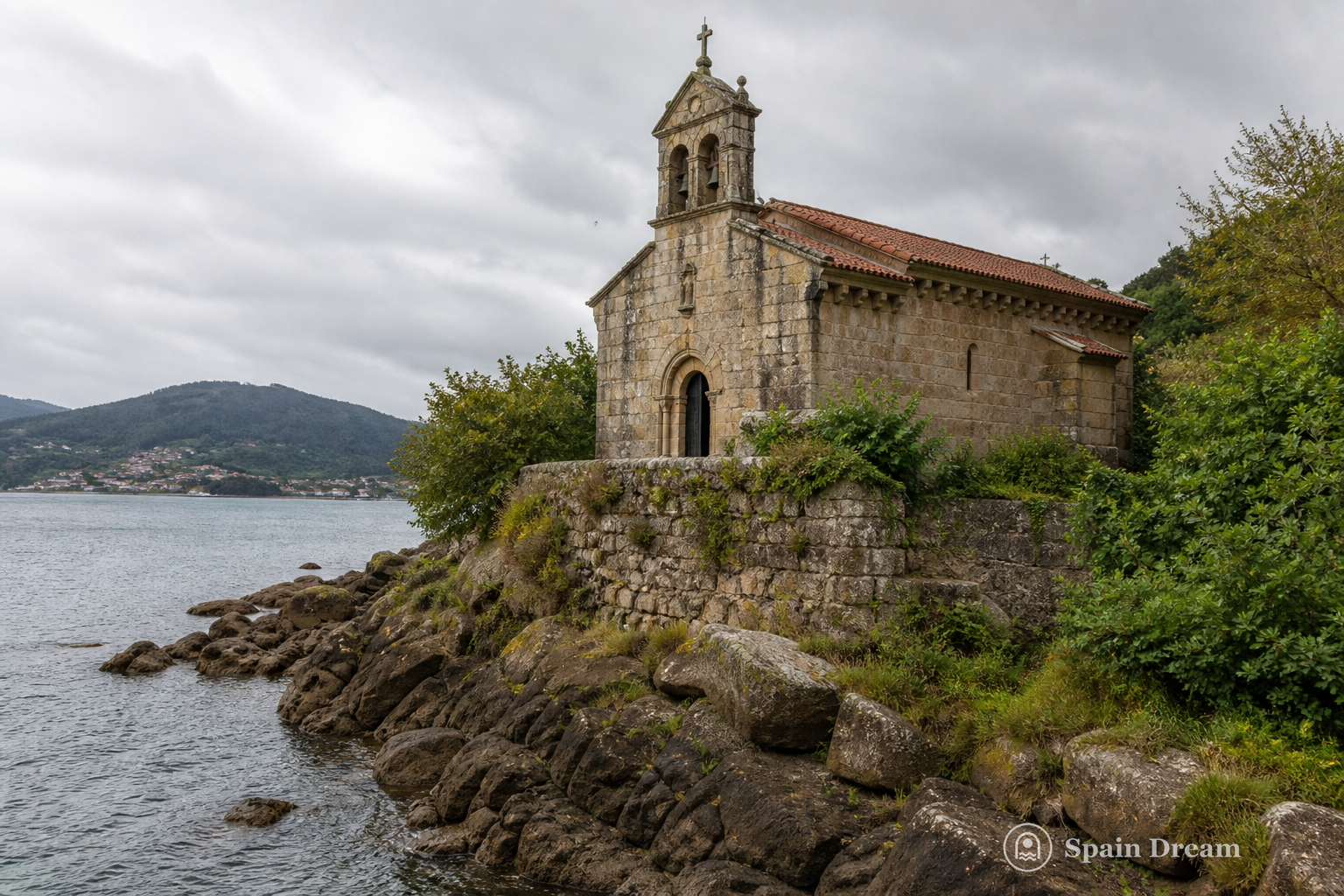 Романская церковь San Xoán de Tirán над морем