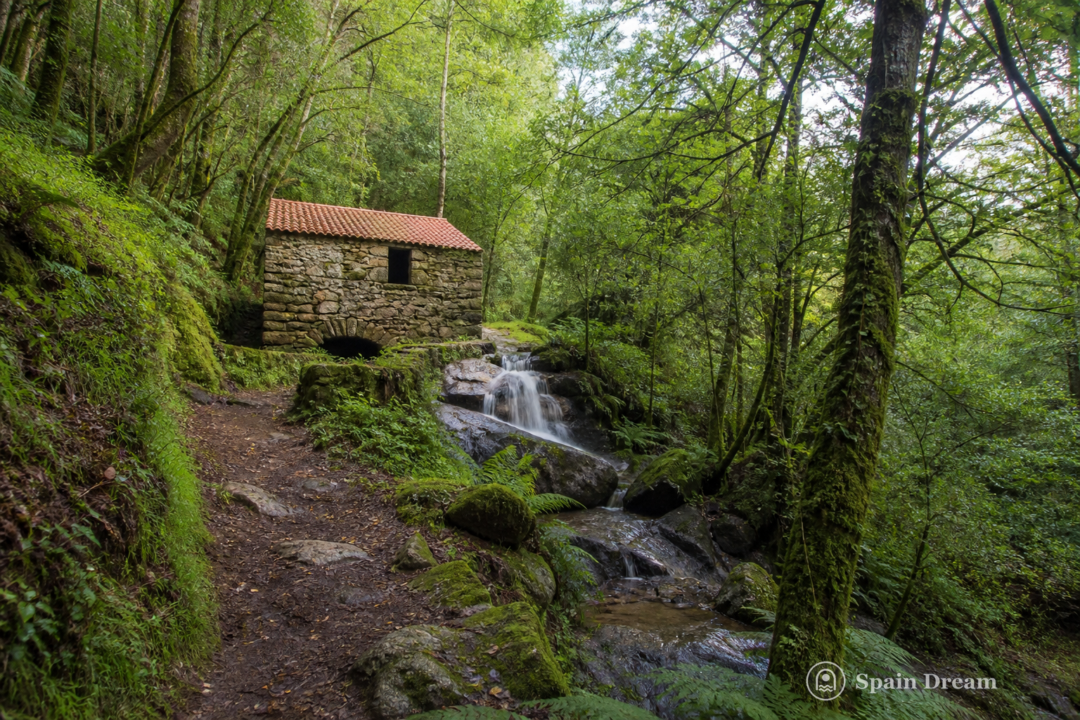 Каменная мельница на тропе Río da Fraga