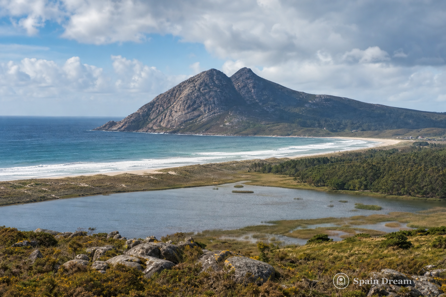 Monte Louro, белая Praia de Area Maior, дюны и Lagoa das Xarfas на атлантическом побережье Муроса