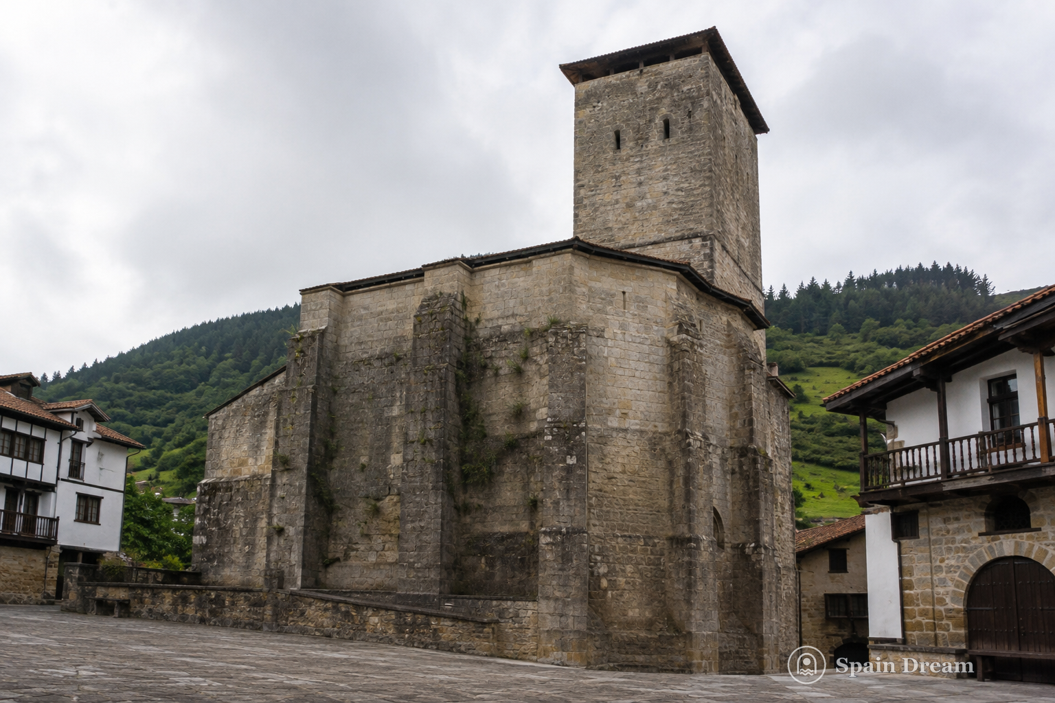 Церковь San Esteban de Lartaun в старом Ойярсуне