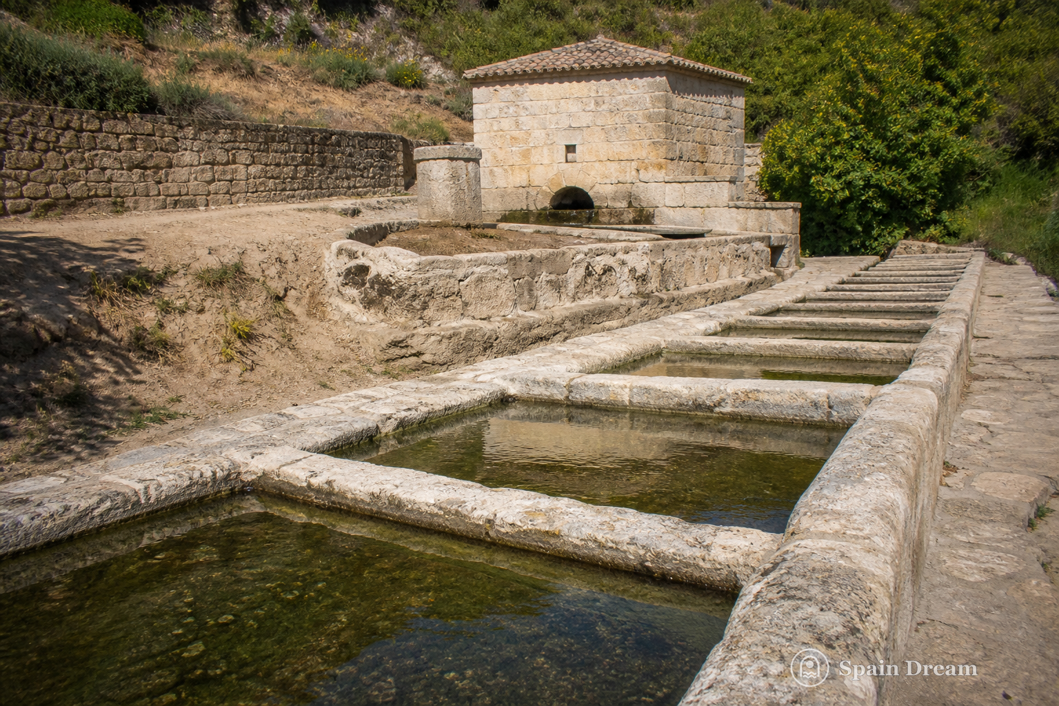 Каменные бассейны Fuente Grande в долине Yesares