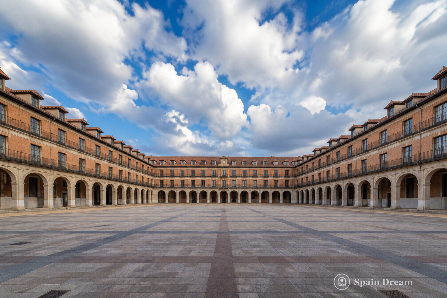 Аркады неоклассической Plaza Mayor в Оканье