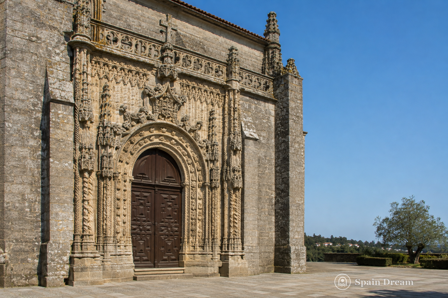 Мануэлинский портал церкви Santa María Magdalena в Оливенсе с тонкой каменной резьбой и историческим фасадом