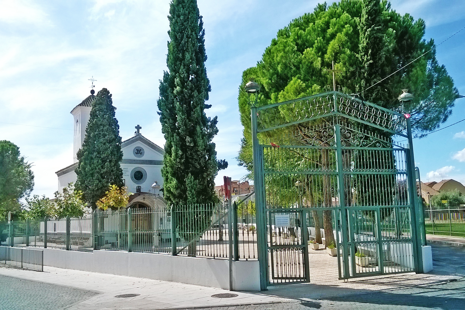 Эрмита Virgen de la Soledad и вход в исторический парк Парлы