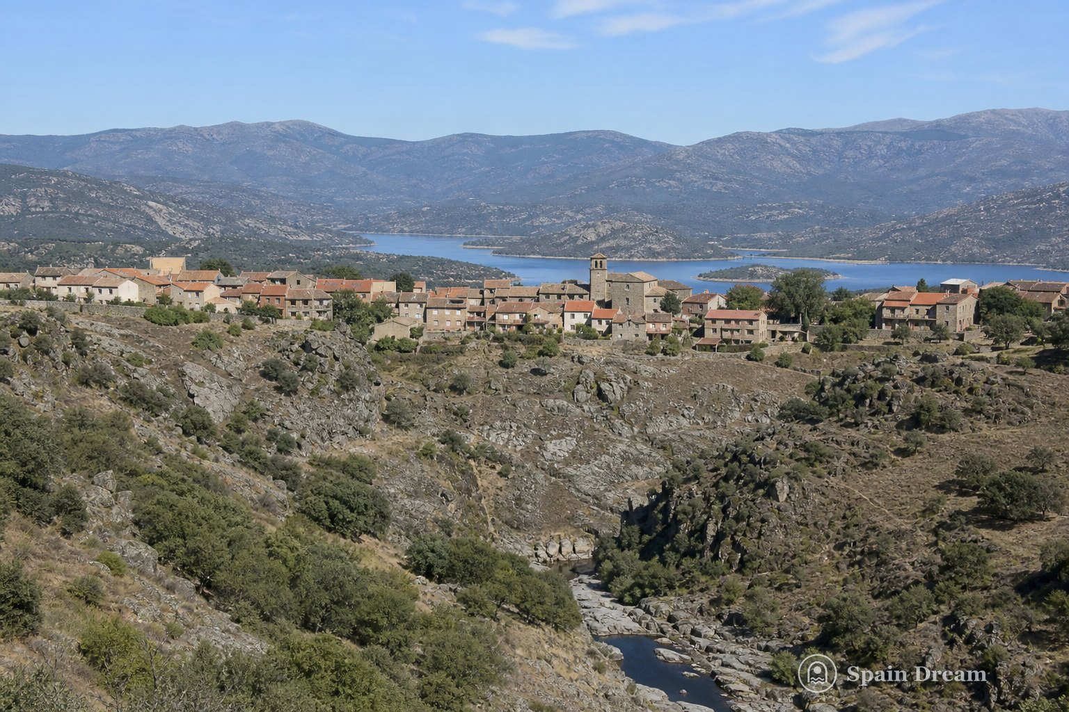 Педресуэла над долиной реки Гуадаликс и водохранилищем