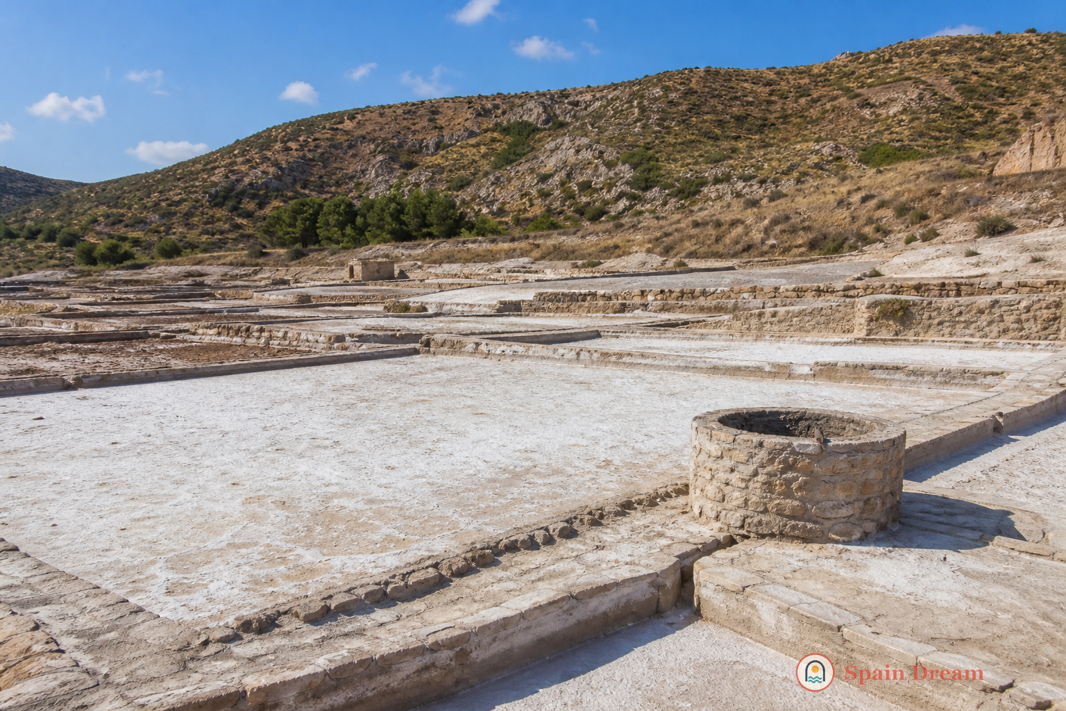 Исторические испарительные бассейны солеварни Перальты