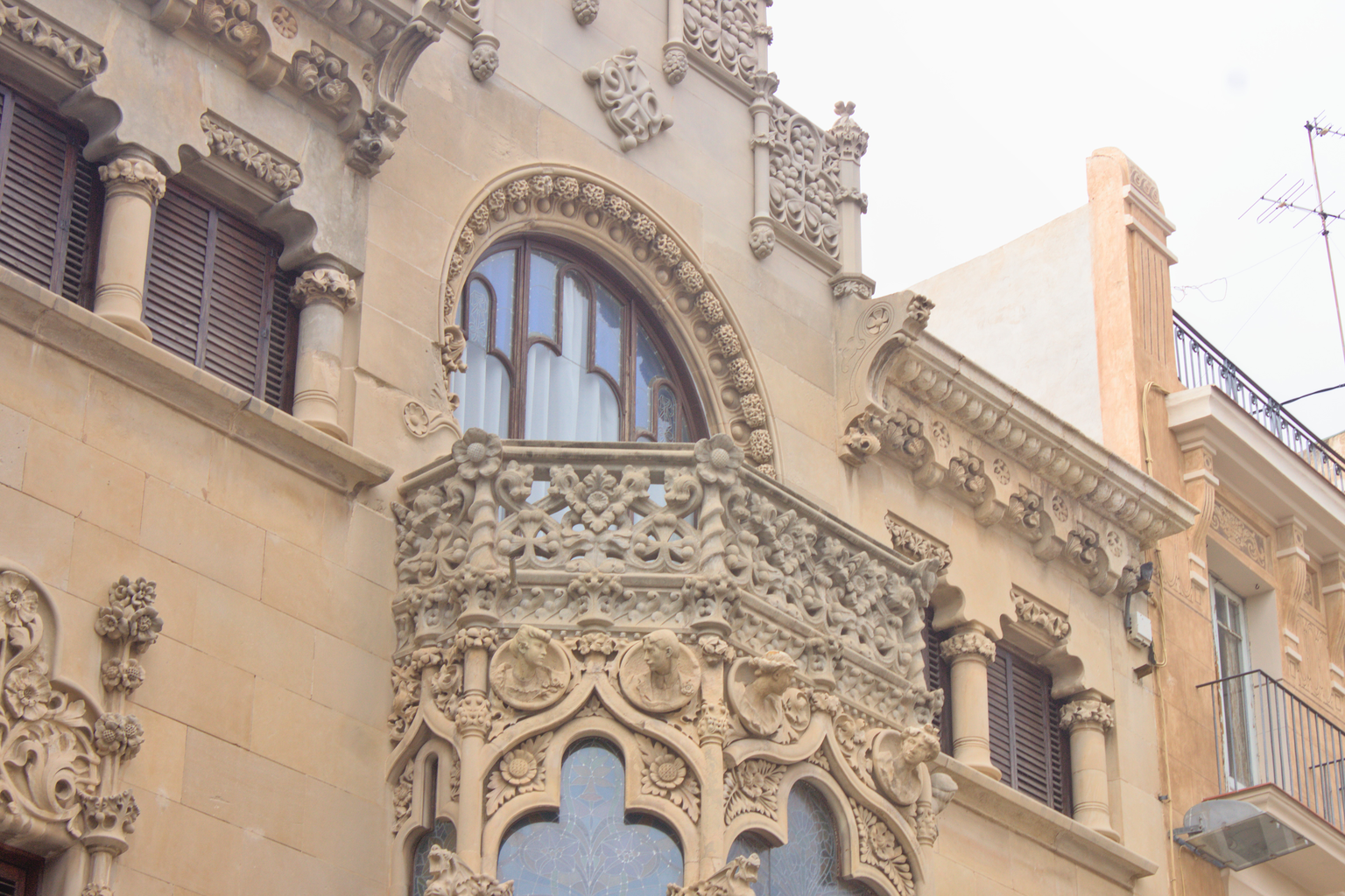 Модернистский фасад Casa Navàs в историческом центре Реуса