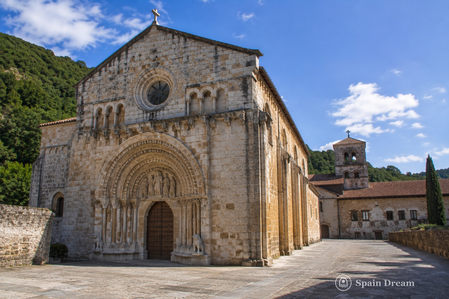 Монастырь Santa Maria de Ripoll с романским фасадом и резным каменным порталом