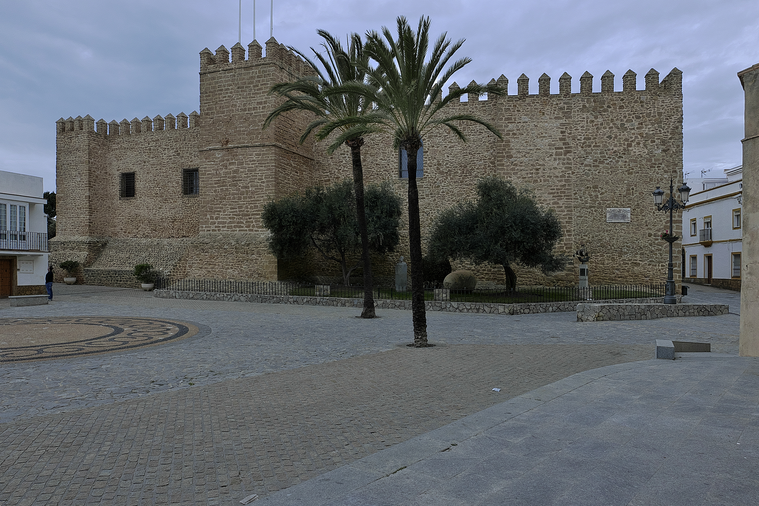 Фасад Castillo de Luna на площади в Роте, провинция Кадис