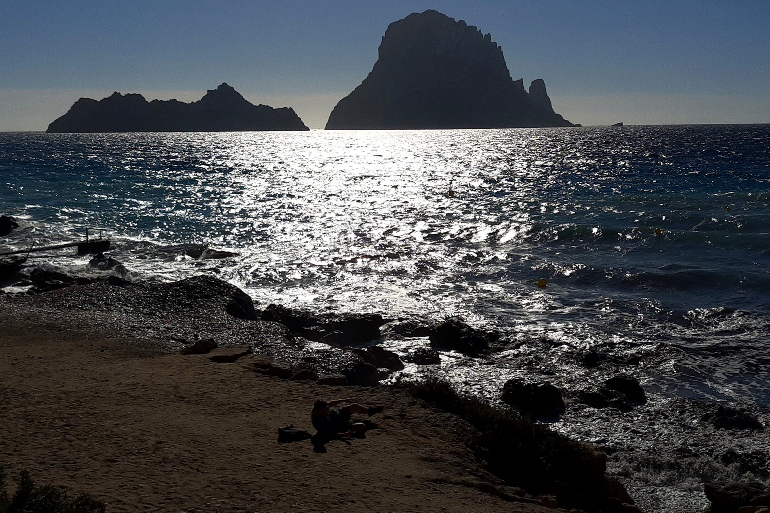 Es Vedrà и Es Vedranell с побережья Cala d’Hort в муниципалитете Sant Josep de sa Talaia