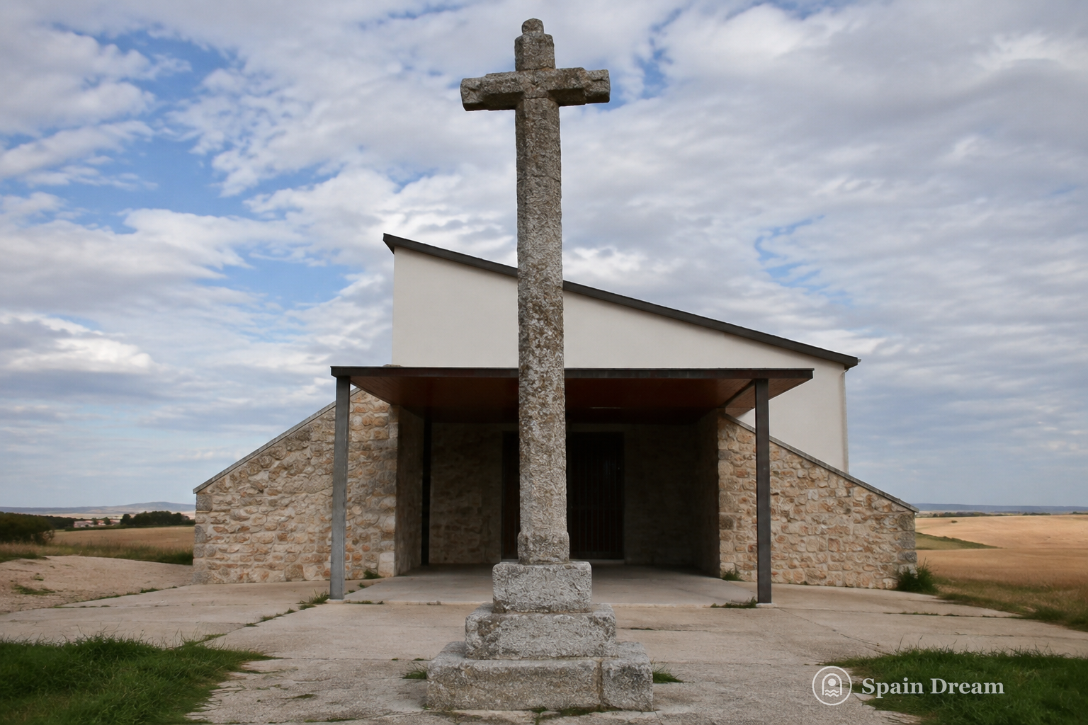 Эрмита Cristo del Suspiro и старый каменный крест