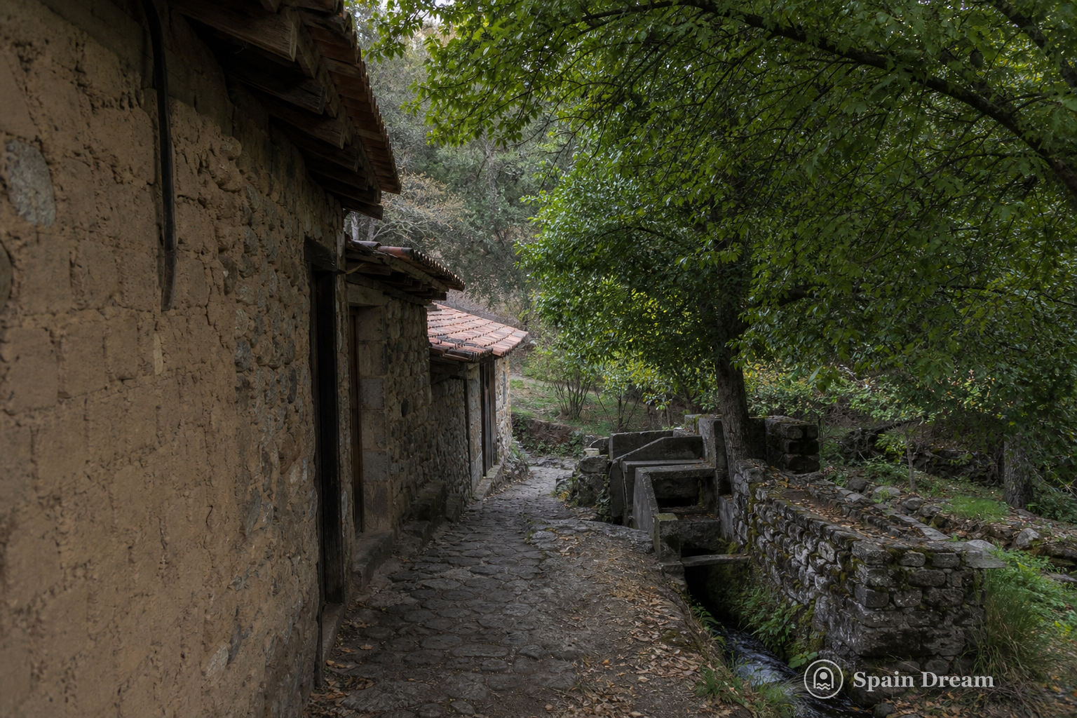 Старая каменная улица и остатки водяной мельницы