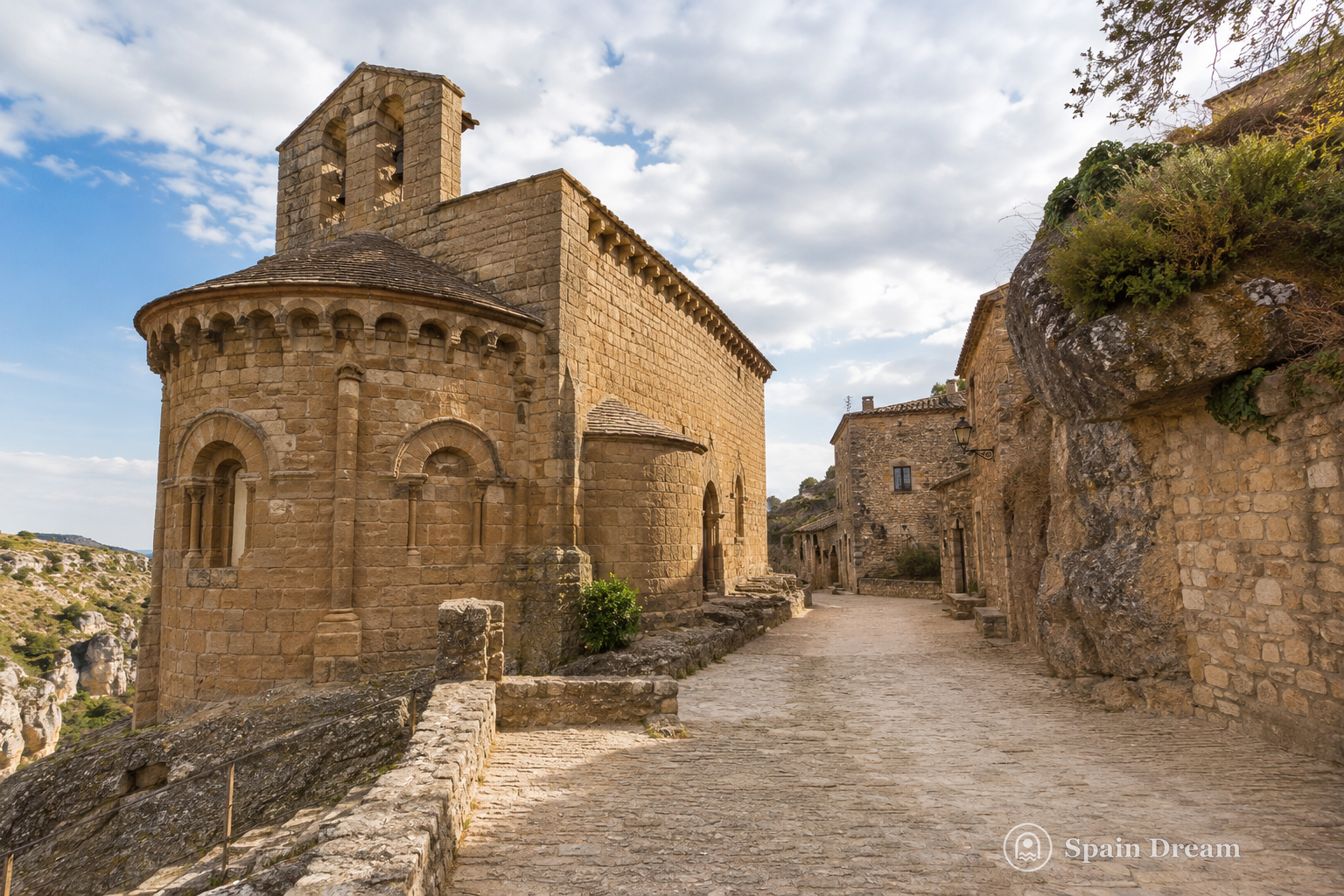 Романская церковь Santa Maria de Siurana и узкая каменная улица на скальном плато