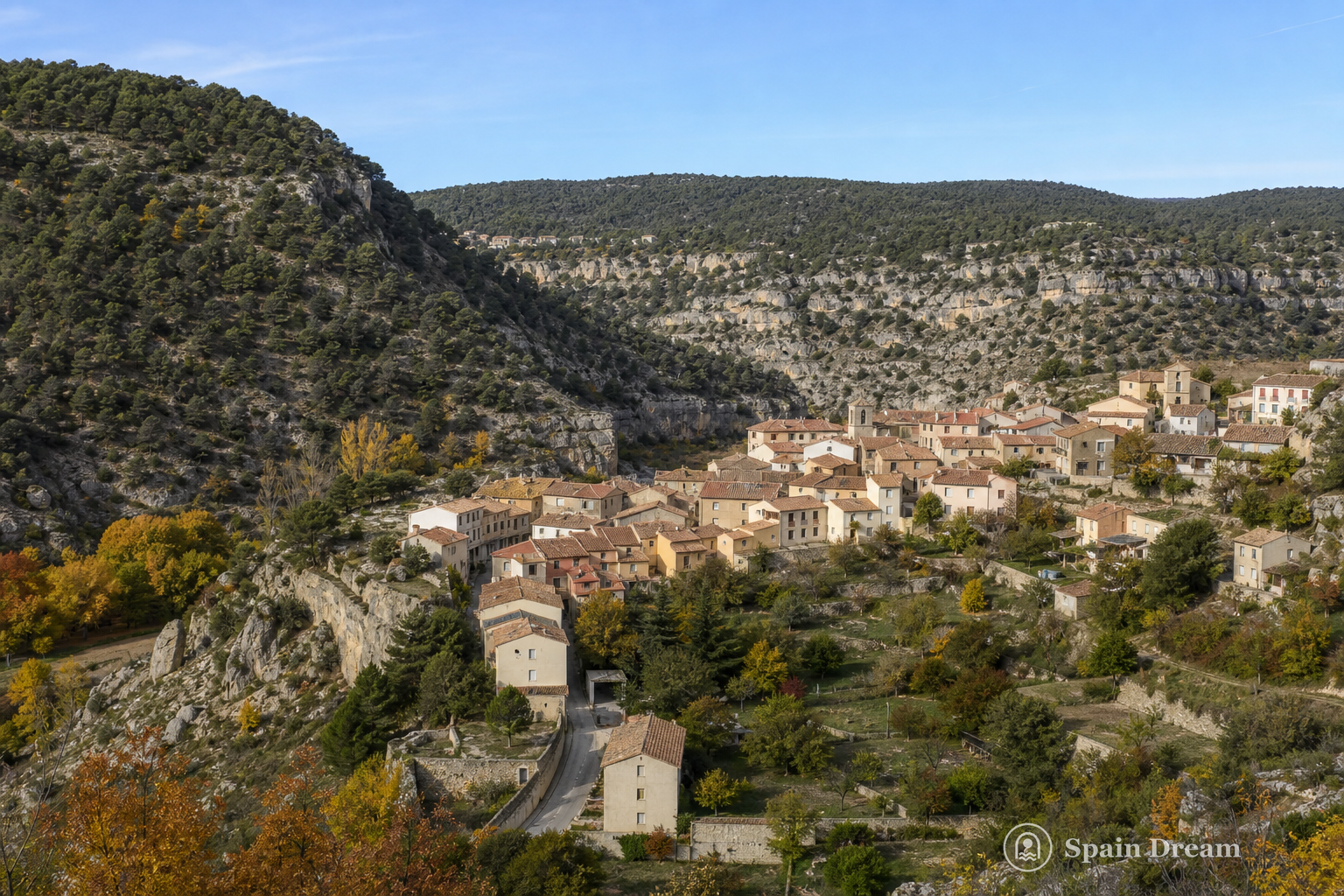 Трагасете среди сосновых склонов Серрании-де-Куэнка