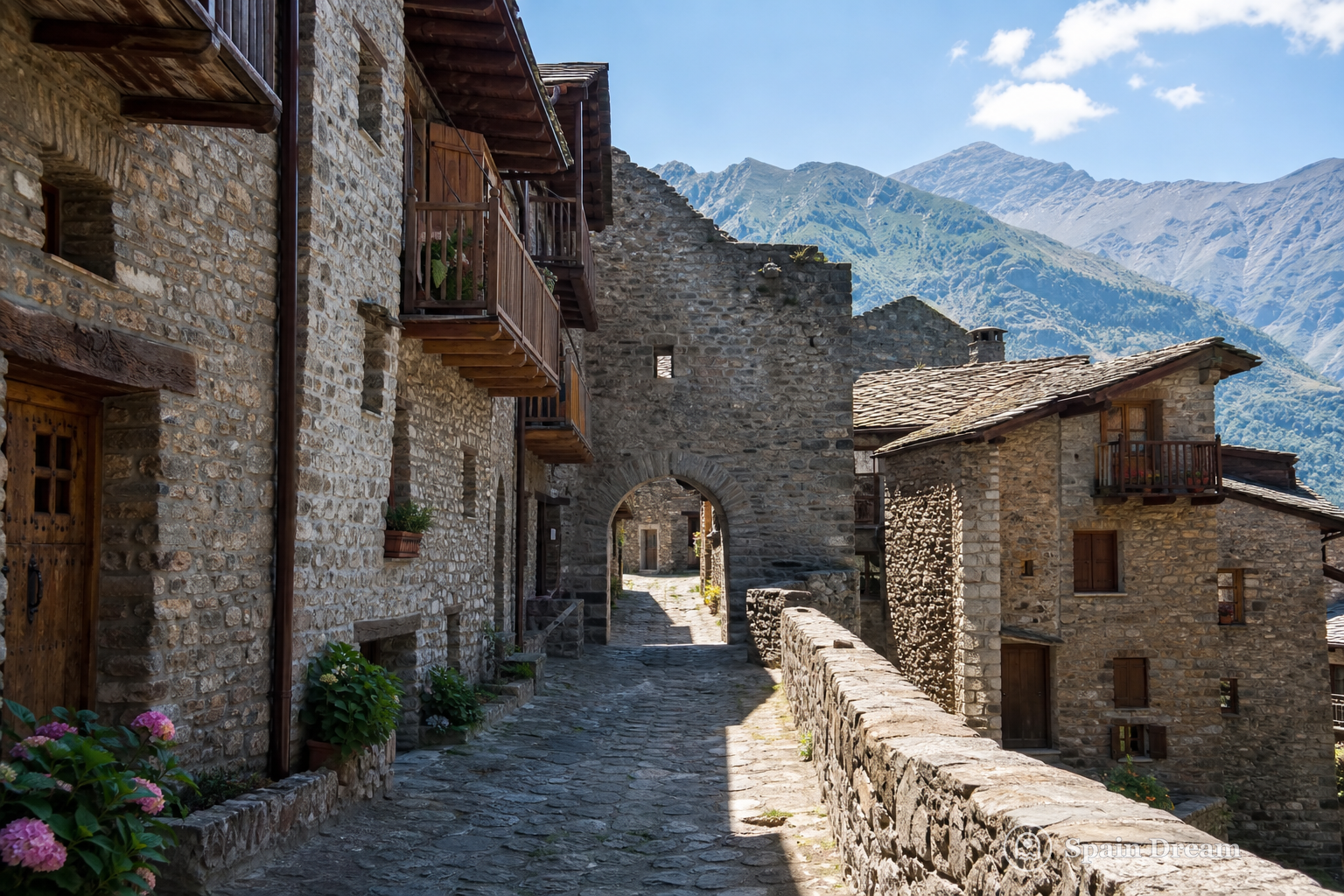 Каменная улица Vila Closa в Вилальере